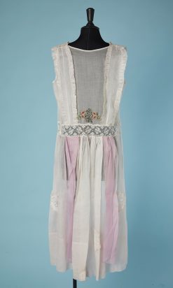 B2890-Robe-1925-en-organza-rose-pâle-broderies-fleurs-dentelles-T46-01