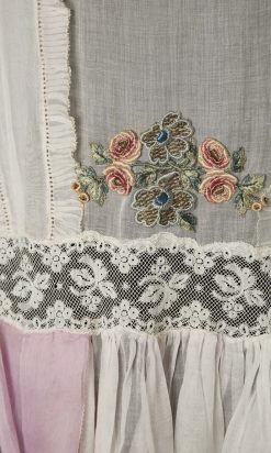 B2890-Robe-1925-en-organza-rose-pâle-broderies-fleurs-dentelles-T46-01