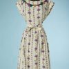 B2952-Robe-1950-coton-blanc-imprimé-oeillets-mauve-triangles-au-col-T44-01