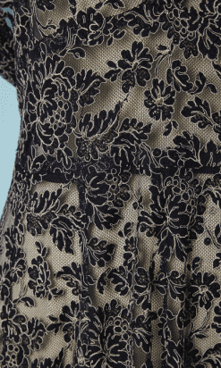 B2994-Robe-1950-en-tulle-marine-brodé-noir-et-blanc-T42-01