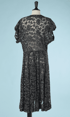 B2994-Robe-1950-en-tulle-marine-brodé-noir-et-blanc-T42-01