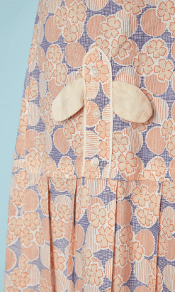 B2995-Robe-1930-en-coton-écru-fleurs-oranges-quadrillé-marine-T40-01