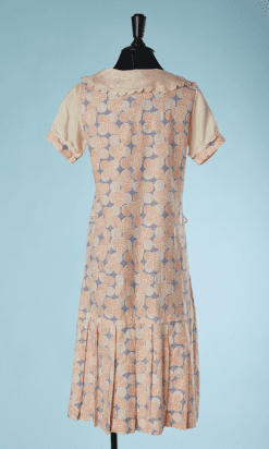 B2995-Robe-1930-en-coton-écru-fleurs-oranges-quadrillé-marine-T40-01