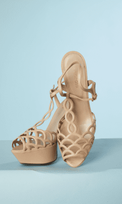 B5128-Paire-descarpin-hauts-talons-en-cuir-rose-decoupes-ecailles-Sergio-Rossi-T385-02