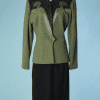 B3167-Tailleur-1940-en-crepe-vert-noir-avec-clous-argent-trous-T42-01