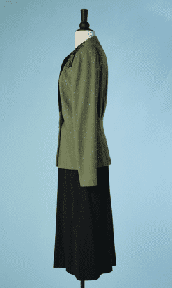 B3167-Tailleur-1940-en-crepe-vert-noir-avec-clous-argent-trous-T42-01
