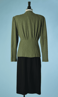 B3167-Tailleur-1940-en-crepe-vert-noir-avec-clous-argent-trous-T42-01