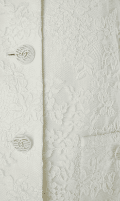 B3217-Tailleur-jupe-de-mariage-blanc-Chanel-01