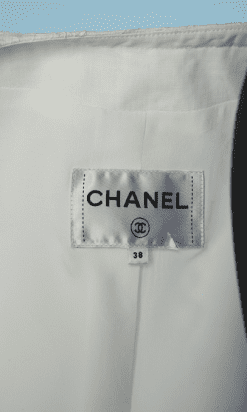 B3217-Tailleur-jupe-de-mariage-blanc-Chanel-01