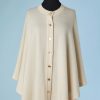 B3247-Cape-Chanel-en-cachemire-ecru-Chanel-001