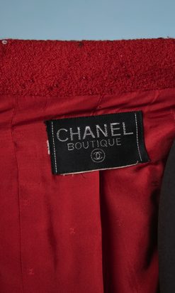 B3252-Veste-Chanel-en-tweed-rouge-fils-lurex-et-paillettes-t42-001