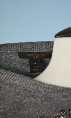 B3256-Robe-Louis-Vuitton-en-laine-grise-brodee-de-paillettes-et-volants-en-satin-t40-42-001