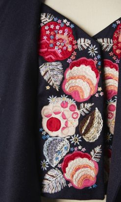 B3261-Veste-John-Galliano-marine-avec-plastron-brode-couleurs-t40-001