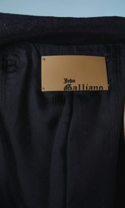 B3261-Veste-John-Galliano-marine-avec-plastron-brode-couleurs-t40-001