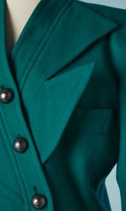 B3278-Tailleur-Saint-Laurent-en-lainage-vert-col-crante-boutons-metal-gris-t38-001