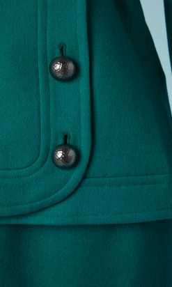 B3278-Tailleur-Saint-Laurent-en-lainage-vert-col-crante-boutons-metal-gris-t38-001