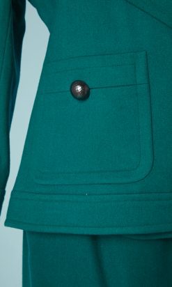 B3278-Tailleur-Saint-Laurent-en-lainage-vert-col-crante-boutons-metal-gris-t38-001