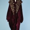 B3440-Manteau-1970-inspire-des-annees-1920-en-velours-brode-or-t42-001