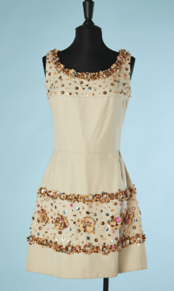 B4370-Robe-en-pique-de-coton-greige-brodee-de-cuir-et-perles-T3638-001