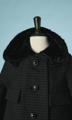 B4396-Manteau-1950-matelasse-noir-et-fourrure-Lili-ann-T38-001