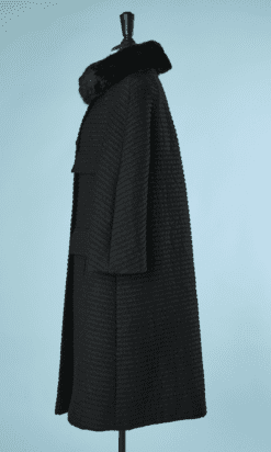 B4396-Manteau-1950-matelasse-noir-et-fourrure-Lili-ann-T38-001