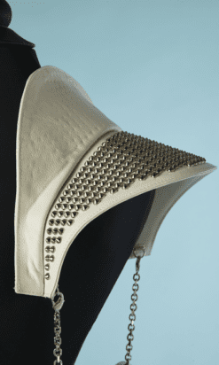 B4430-Sac-en-cuir-blanc-avec-epaulettes-cloutes-Louboutin-001