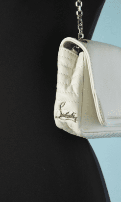 B4430-Sac-en-cuir-blanc-avec-epaulettes-cloutes-Louboutin-001