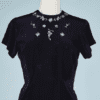 B1539-Chemisier-1940-en-rayonne-marine-brode-de-fleurs-roses-et-bleues-sur-lencolure-t38-01