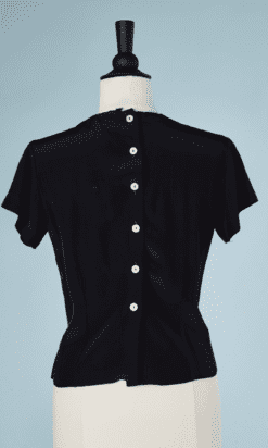 B1539-Chemisier-1940-en-rayonne-marine-brode-de-fleurs-roses-et-bleues-sur-lencolure-t38-01