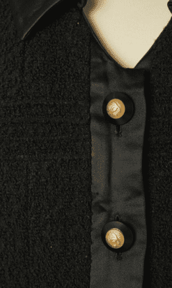 B4297-Tailleur-en-tweed-noir-parements-en-satin-noirs-Chanel-T40-001