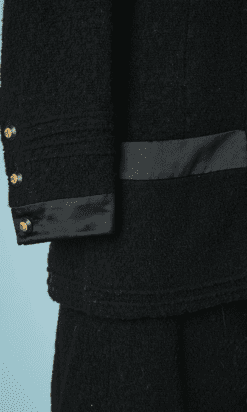 B4297-Tailleur-en-tweed-noir-parements-en-satin-noirs-Chanel-T40-001