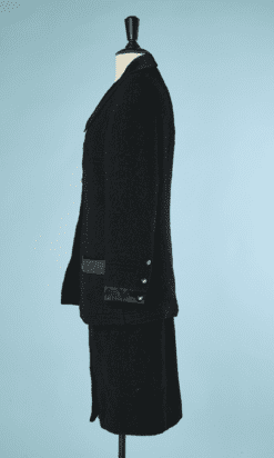 B4297-Tailleur-en-tweed-noir-parements-en-satin-noirs-Chanel-T40-001