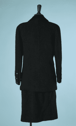 B4297-Tailleur-en-tweed-noir-parements-en-satin-noirs-Chanel-T40-001