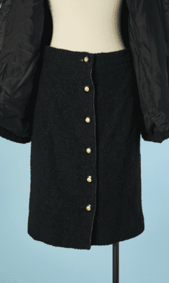 B4297-Tailleur-en-tweed-noir-parements-en-satin-noirs-Chanel-T40-001