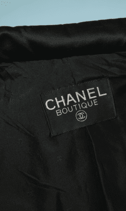 B4297-Tailleur-en-tweed-noir-parements-en-satin-noirs-Chanel-T40-001
