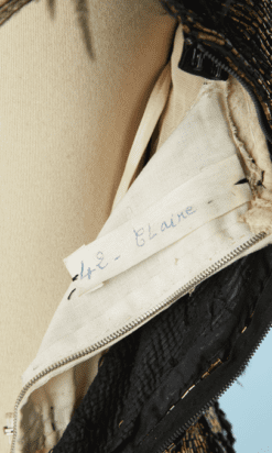 B4314-Robe-de-defile-en-voile-noir-brodee-de-perles-noires-rubans-et-plumes-dautruches-Lecohanet-Hemmant-T34-001