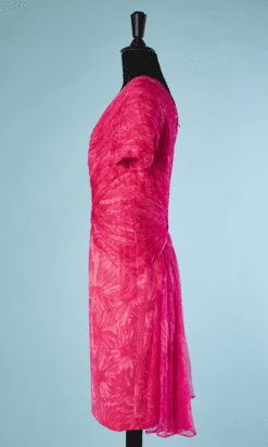 B4331-Robe-1960-en-mousseline-rose-imprime-de-fleurs-roses-avec-haut-plisse-t38-001