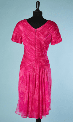B4331-Robe-1960-en-mousseline-rose-imprime-de-fleurs-roses-avec-haut-plisse-t38-001