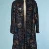 B4334-Manteau-1950-en-brocard-noir-marron-argent-et-violet-Jacques-Griffe-t40-001