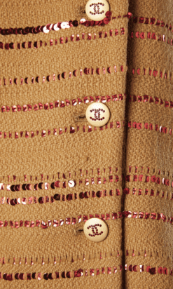 B4481-3500E-Tailleur-Chanel-en-tweed-beige-brode-Lesage-paillete-rouge-T42-001