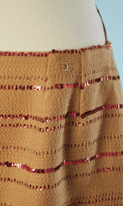 B4481-3500E-Tailleur-Chanel-en-tweed-beige-brode-Lesage-paillete-rouge-T42-001