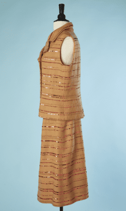 B4481-3500E-Tailleur-Chanel-en-tweed-beige-brode-Lesage-paillete-rouge-T42-001