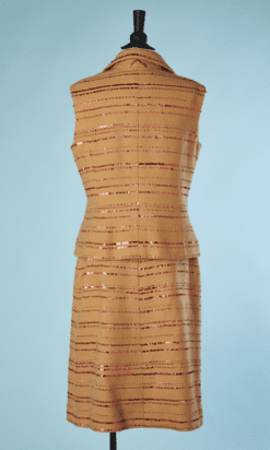 B4481-3500E-Tailleur-Chanel-en-tweed-beige-brode-Lesage-paillete-rouge-T42-001