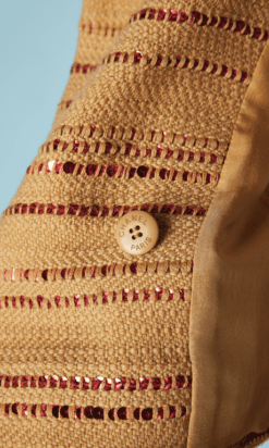 B4481-3500E-Tailleur-Chanel-en-tweed-beige-brode-Lesage-paillete-rouge-T42-001