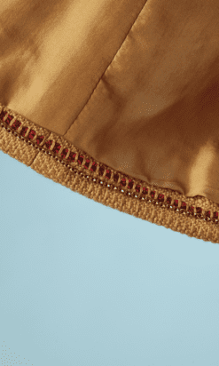 B4481-3500E-Tailleur-Chanel-en-tweed-beige-brode-Lesage-paillete-rouge-T42-001