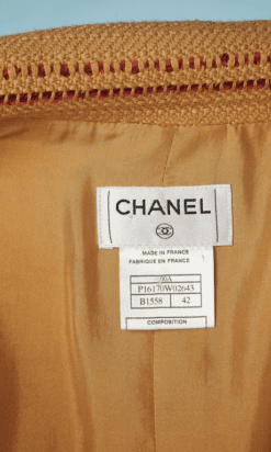 B4481-3500E-Tailleur-Chanel-en-tweed-beige-brode-Lesage-paillete-rouge-T42-001