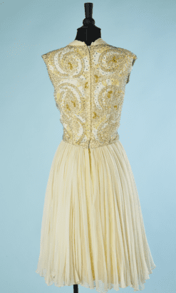 B4515-Robe-cocktail-1960-en-mousseline-blanche-et-jaune-perlee-Pat-Sandler-T36-001