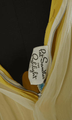 B4515-Robe-cocktail-1960-en-mousseline-blanche-et-jaune-perlee-Pat-Sandler-T36-001