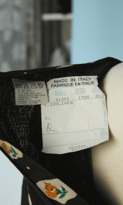 B4572-Robe-1950-Ungaro-en-coton-noir-fleurs-jaune-et-rouges-T42-001