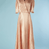 B4599-Deshabille-1940-en-satin-rose-brodee-au-cordonnet-epaule-et-poitrine-T38-001